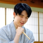 第５局で勝ち、笑顔で対局を振り返る藤井聡太王位＝２７日午後、徳島市、渭水苑
