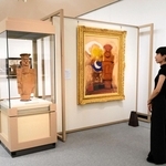 作品とともに、モチーフにした土器などゆかりの品も並ぶ＝神戸市東灘区向洋町中５、神戸市立小磯記念美術館