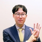 碁聖戦６連覇にちなんだポーズをとり、撮影に応じた井山裕太碁聖＝２１日、日本棋院関西総本部