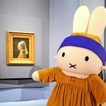 「真珠の耳飾りの少女」と展覧会アンバサダーのミッフィー＝大阪市北区、大阪中之島美術館