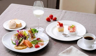魚料理のプレート（手前左）やスープ（奥中央）などを味わうランチ（写真はイメージ）＝神戸市灘区六甲山町