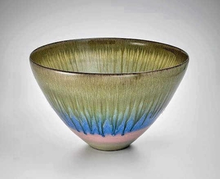 市野秀作さんの作品「灰釉彩鉢『朧』」（提供）