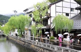 趣のある街並みが人気の城崎温泉。外湯や旅館が並ぶ通りの散策も楽しい＝豊岡市城崎町湯島