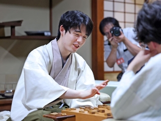 第６局で勝ち、感想戦で対局を振り返る藤井聡太王位（左）＝９日午後、神奈川県秦野市、元湯陣屋