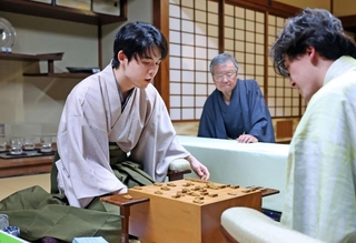 伊藤匠二冠（右）に勝利し、盤上を見つめる藤井聡太王位（左）＝９日午後、神奈川県秦野市、元湯陣屋