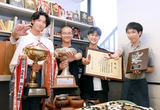過去の優勝盾も並ぶ部室に集まった灘高校囲碁部の（左から）大和平八さん、後藤久兵衛さん、門川智紀さん、生田舜一さん＝神戸市東灘区魚崎北町８、灘中学・高校