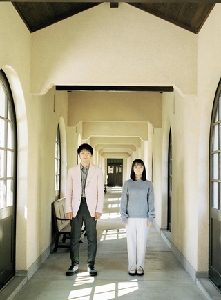 映画「モネ　時の海を渡った絵」で主演を務める林遣都さん（左）と上白石萌音さん（©２０２７　ＴＯＥＩ）