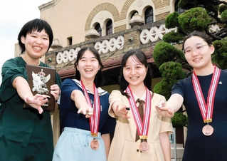 囲碁に打ちこんで大活躍した（左から）井上璃子さん、多湖詩栞さん、園理愛さん、塩谷馨さん＝西宮市岡田山、神戸女学院