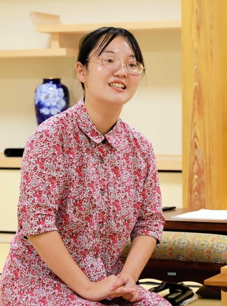 挑戦者決定戦を制した後、喜びを語る宮沢紗希女流二段＝１８日、大阪府高槻市、関西将棋会館