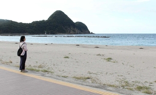 「日本の渚１００選」にも選ばれている竹野浜。猫崎半島（奥）はネコが背を丸める姿に似ていることが名の由来という＝豊岡市竹野町