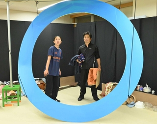 地底に繋がる穴をイメージした舞台美術を使った稽古風景（劇団提供）