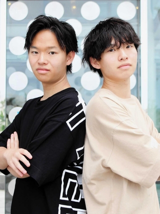 山下宗一郎（左）と山下順一朗