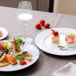 魚料理のプレート（手前左）やスープ（奥中央）などを味わうランチ（写真はイメージ）＝神戸市灘区六甲山町