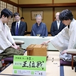 第６局で初手を指す伊藤匠二冠（手前右）。手前左は藤井聡太王位＝８日午前、神奈川県秦野市、元湯陣屋