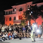 昨年の「豊岡演劇祭」の様子。街角では来場者らが大道芸を楽しんだ＝豊岡市中央町