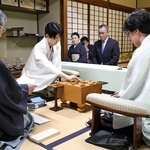 立会人の青野照市九段（左）が読み上げた封じ手を指す藤井聡太王位（左から２人目）。右は伊藤匠二冠＝９日午前、神奈川県秦野市、元湯陣屋