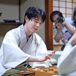 第６局で勝ち、感想戦で対局を振り返る藤井聡太王位（左）＝９日午後、神奈川県秦野市、元湯陣屋
