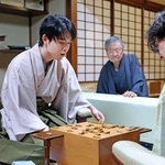 伊藤匠二冠（右）に勝利し、盤上を見つめる藤井聡太王位（左）＝９日午後、神奈川県秦野市、元湯陣屋