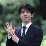 王位戦７連覇にちなんで指を７本示し、記念撮影に応じる藤井聡太王位＝１０日、神奈川県秦野市、元湯陣屋