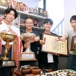 過去の優勝盾も並ぶ部室に集まった灘高校囲碁部の（左から）大和平八さん、後藤久兵衛さん、門川智紀さん、生田舜一さん＝神戸市東灘区魚崎北町８、灘中学・高校