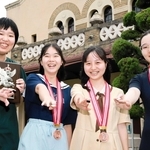 囲碁に打ちこんで大活躍した（左から）井上璃子さん、多湖詩栞さん、園理愛さん、塩谷馨さん＝西宮市岡田山、神戸女学院