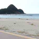 「日本の渚１００選」にも選ばれている竹野浜。猫崎半島（奥）はネコが背を丸める姿に似ていることが名の由来という＝豊岡市竹野町