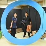 地底に繋がる穴をイメージした舞台美術を使った稽古風景（劇団提供）