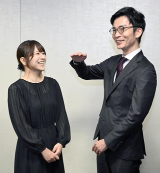 天元戦について対談する辻華三段（左）と鈴木伸二八段＝東京都千代田区