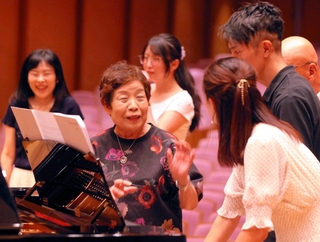 演出を担当する公演のリハーサルで、出演者と意見を交わす宮本慶子（左から２人目）。「地元に優しいホールに」と期待を口にする＝神戸新聞松方ホール