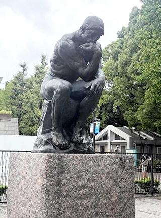 美術館の前庭に展示されているオーギュスト・ロダンの「考える人」（拡大作）＝東京都台東区、国立西洋美術館