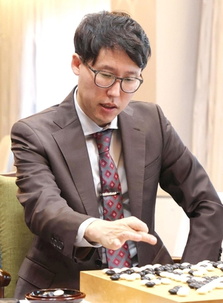 第１局を制し、対局を振り返る井山裕太碁聖＝７日午後、名古屋市中区、名古屋東急ホテル
