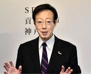 定例会見で説明する久元喜造市長＝７日午後、神戸市役所