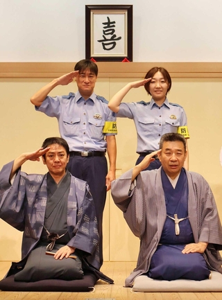 兵庫署の警察官とともに防犯を呼びかける笑福亭松喬（前列右）と桂三若（同左）＝神戸新開地・喜楽館