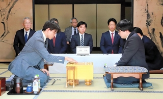第１局に臨んだ小窪碧四段（左）と鳥巣友希三段＝１１日午後、加古川市加古川町北在家、鶴林寺