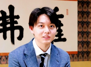 第２局を制し、加古川青流戦で優勝を果たした直後、インタビューに応じた小窪碧四段＝１２日午後、加古川市加古川町北在家、鶴林寺