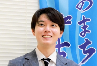 将棋の第１６期加古川青流戦で優勝した小窪碧（こくぼ・あお）四段＝加古川市内