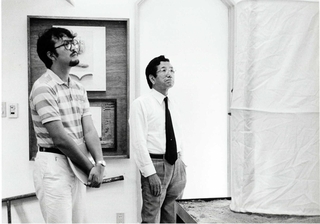 具体メンバー、村上三郎の作品「空」の２分の１サイズの模型を見詰める山村徳太郎（右）と尾崎信一郎さん（１９８４年、西宮市のアートスペース。撮影・小野和則さん、兵庫県立美術館提供）