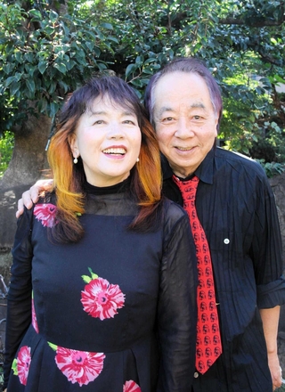 「お客さまに歌を届ける喜びがあるから続けてこられている」と語る紙ふうせんの平山泰代（左）と後藤悦治郎＝西宮市内