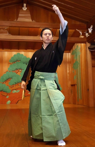 「自分の名を冠した公演で能楽師として独り立ちの意味もあるのでしっかりと務めたい」と語る上田顕崇＝上田観正会能楽堂