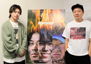 「摩耶山によく遊びに行った」と話す末澤誠也（左）と、吉田恵輔監督＝大阪市内