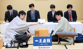 王座戦５番勝負第４局を戦い終えた後、感想戦に臨んだ広瀬章人九段（前列左）と伊藤匠王座（前列右）＝神戸市中央区波止場町、ホテルオークラ神戸