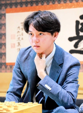 第１局を制した後、感想戦に臨んだ小窪碧四段＝１１日、加古川市加古川町北在家、鶴林寺