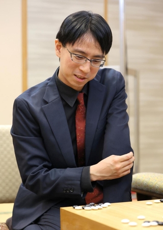 第２局で勝利し、対局を振り返る一力遼天元＝20日午後、札幌市中央区、京王プラザホテル札幌