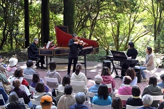 木漏れ日が美しい野外ステージで演奏するマウロ・イウラートさん（奥中央）ら＝神戸市灘区六甲山町（撮影・風斗雅博）