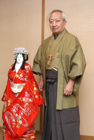 八重垣姫の人形と共に公演への思いを語った人間国宝の桐竹勘十郎＝国立文楽劇場