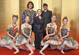 森下洋子（中央）、清水哲太郎（後列右）、大谷真郷（同左）ら出演者＝大阪市内