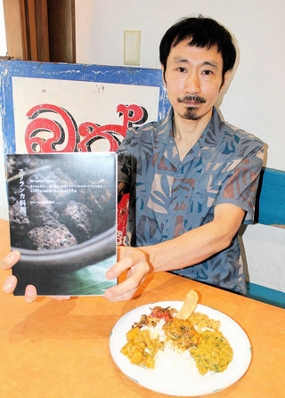 「スリランカの生活様式や気候が伝わる写真も盛り込んだ」と話す濱田祐介さん＝神戸市灘区王子町１