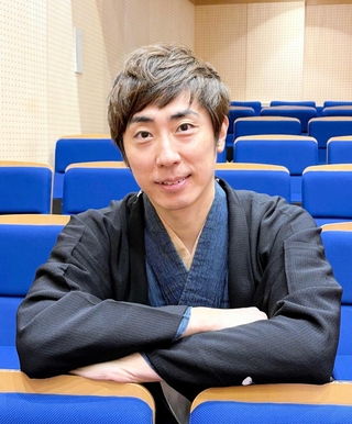「アウェーだと思っていた地元での独演会を育てていきたい」と語る桂三四郎＝神戸新開地・喜楽館