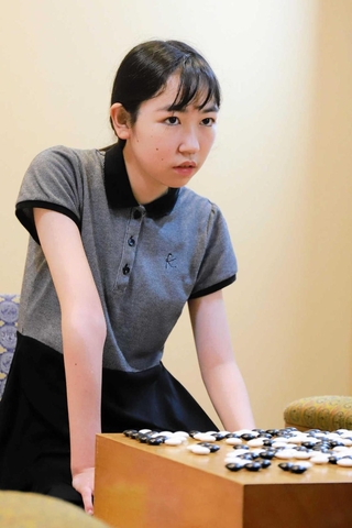 第５１期新人王戦で優勝を決めた後、対局内容を検討した柳原咲輝二段＝２７日、日本棋院関西総本部