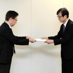 神戸市室内管弦楽団の存続に向けた提案書を市文化スポーツ局の三重野雅文局長（左）に手渡す神戸市民文化振興財団の服部孝司理事長＝２日午前、神戸市役所